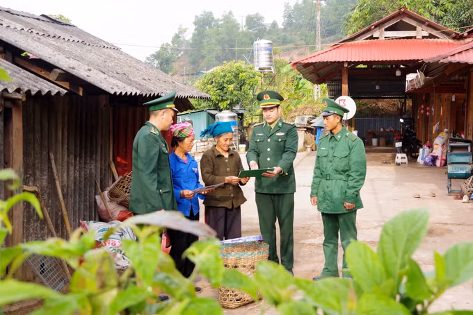 Tổ tuyên truyền lưu động Đồn Biên phòng A Pa Chải tuyên truyền pháp luật cho người dân tại bản Tá Miếu, xã Sín Thầu. Ảnh: TTXVN phát