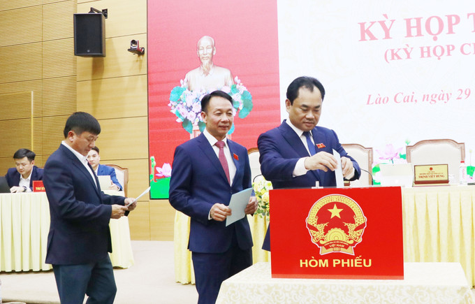 Bí thư Tỉnh ủy, Chủ tịch HĐND tỉnh Lào Cai Trịnh Việt Hùng bỏ phiếu bầu bổ sung chức danh Ủy viên UBND tỉnh Lào Cai. Ảnh: Tuấn Anh - TTXVN