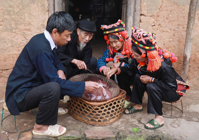 Tục xem gan lợn để biết được sức khỏe gia đình, làm ăn ra sao. Nhiều người cao tuổi trong bản có kinh nghiệm có thể xem được cho cả bản trong cùng một lá gan.