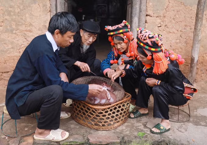 Tục xem gan lợn để biết được sức khỏe gia đình, làm ăn ra sao. Nhiều người cao tuổi trong bản có kinh nghiệm có thể xem được cho cả bản trong cùng một lá gan.