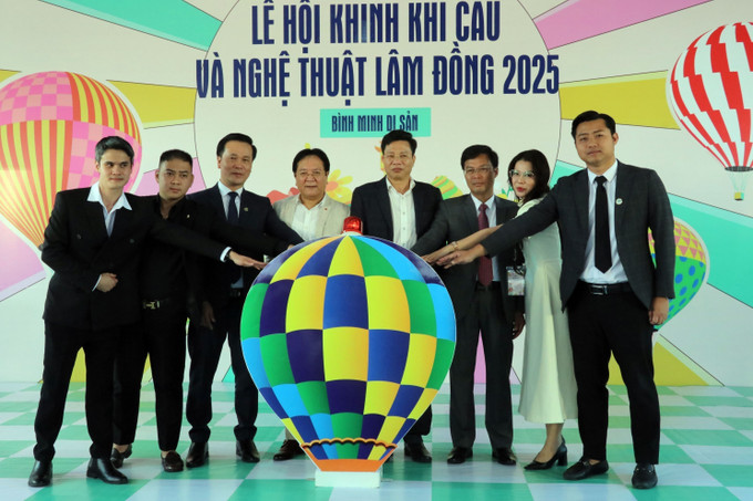Các đại biểu ấn nút khai mạc Lễ hội Khinh khí cầu và Nghệ thuật Lâm Đồng 2025. Các đại biểu ấn nút khai mạc Lễ hội Khinh khí cầu và Nghệ thuật Lâm Đồng 2025.
