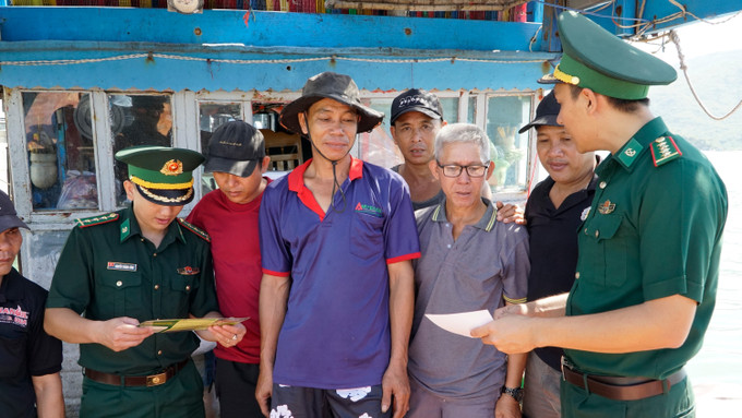Bộ đội Biên phòng cảng Quy Nhơn (Gia Lai) tuyên truyền chống khai thác IUU cho ngư dân. Bộ đội Biên phòng cảng Quy Nhơn (Gia Lai) tuyên truyền chống khai thác IUU cho ngư dân.