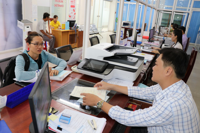 Người dân thực hiện thủ tục hành chính tại Trung tâm Phục vụ hành chính công phường Trà Vinh. Người dân thực hiện thủ tục hành chính tại Trung tâm Phục vụ hành chính công phường Trà Vinh.