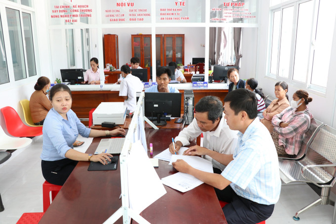 Người dân thực hiện thủ tục hành chính tại Trung tâm Phục vụ hành chính công xã Vinh Kim. cq-2-cap-01082025-04.jpg