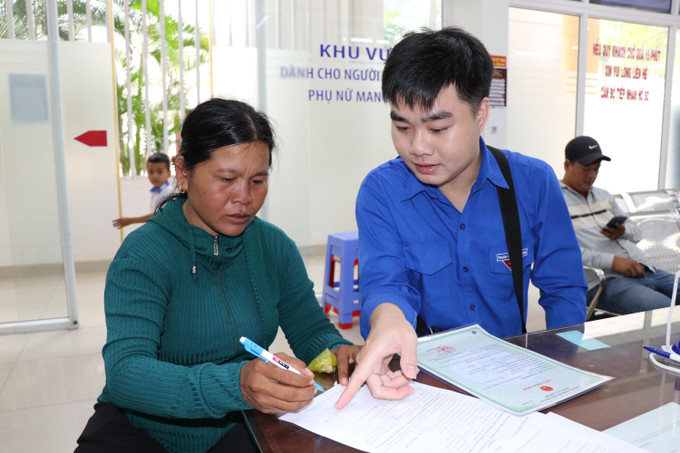 Anh Trần Lê Viễn Thông, Bí thư chi đoàn khóm 3, phường Trà Vinh hỗ trợ người dân thực hiện thủ tục hành chính tại Trung tâm Phục vụ hành chính công phường Trà Vinh. Ảnh: Thanh Hòa - TTXVN Anh Trần Lê Viễn Thông, Bí thư chi đoàn khóm 3, phường Trà Vinh hỗ trợ người dân thực hiện thủ tục hành chính tại Trung tâm Phục vụ hành chính công phường Trà Vinh. Ảnh: Thanh Hòa - TTXVN