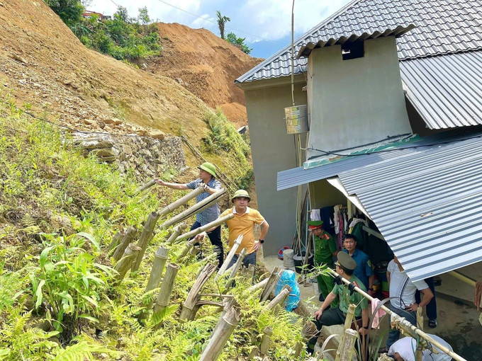Lực lượng chức năng xã Đông Cuông kiểm tra các vị trí xung yếu và có nguy cơ sạt lở. Ảnh: TTXVN phát Lực lượng chức năng xã Đông Cuông kiểm tra các vị trí xung yếu và có nguy cơ sạt lở. Ảnh: TTXVN phát