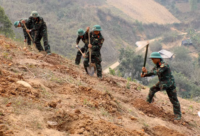 Mặc dù thời tiết vào mùa khô, nóng nhưng các cán bộ, chiến sĩ vẫn miệt mài đào hố giúp dân.