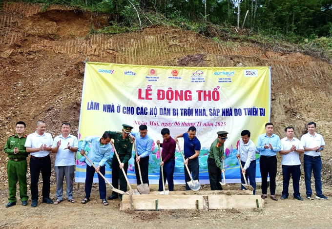 Nghi thức động thổ làm nhà cho người dân bản Huồi Tố 2, xã Nhôn Mai, tỉnh Nghệ An. Ảnh: TTXVN phát