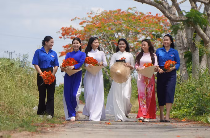 Nhiều bạn trẻ chụp ảnh và lưu giữ thanh xuân với hàng phượng Lấp Vò.