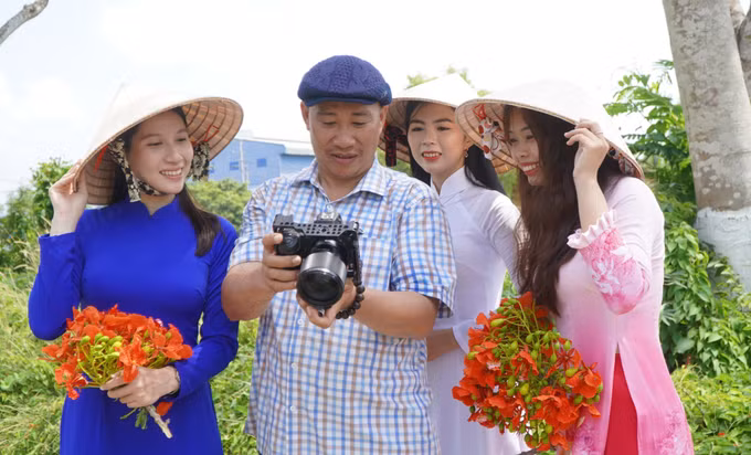 Anh Hiếu Minh Vũ, Hội viên Hội Nghệ sĩ nhiếp ảnh Việt Nam sáng tác tại đường hoa phượng Lấp Vò.
