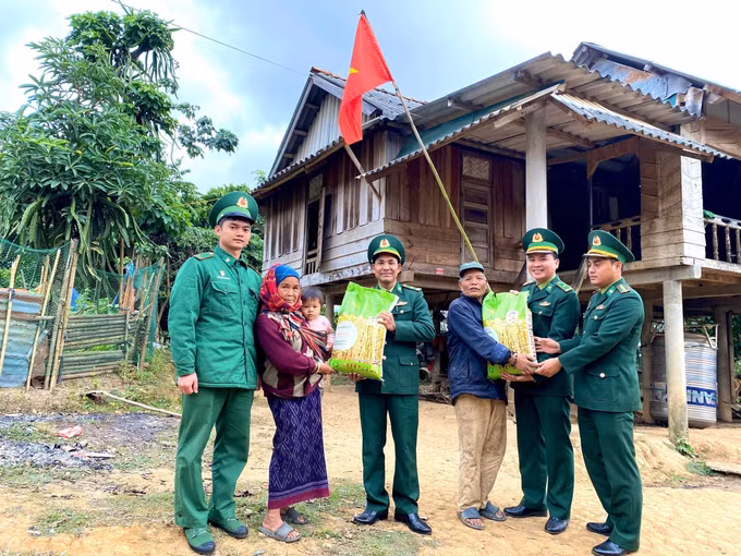 Nơi biên viễn của tỉnh Quảng Trị, những người lính Biên phòng vẫn ngày ngày bám bản, bám dân, lặng lẽ gieo từng hạt giống của tri thức, của niềm tin và khát vọng vươn lên. Ảnh: TTXVN phát