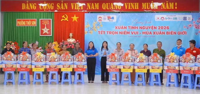 Đại diện Ban tổ chức trao quà Tết đến các hộ dân có hoàn cảnh khó khăn trên địa bàn phường Thới Sơn.