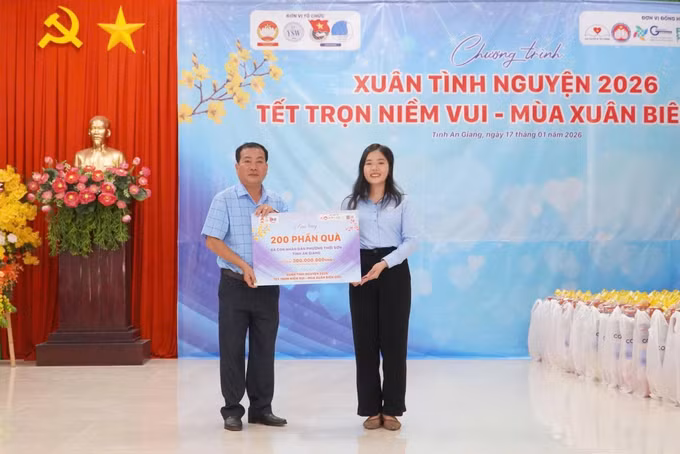 Đại diện Ban tổ chức trao hỗ trợ 200 phần quà Tết cho các hộ dân có hoàn cảnh khó khăn trên địa bàn phường Thới Sơn.