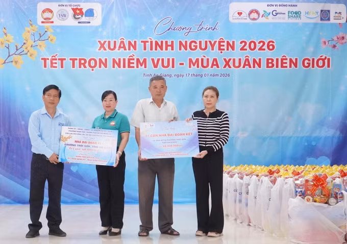 Đại diện Ban tổ chức trao hỗ trợ kinh phí xây dựng 2 căn nhà Đại đoàn kết với tổng trị giá 120 triệu đồng cho 2 hộ gia đình có hoàn cảnh đặc biệt khó khăn về nhà ở trên địa bàn phường Thới Sơn.