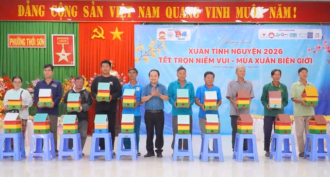 Đại diện Ban tổ chức trao hỗ trợ mô hình sinh kế “Nuôi ong dú thiên nhiên lấy mật” cho các hộ dân, thanh niên vượt khó trên địa bàn phường Thới Sơn.