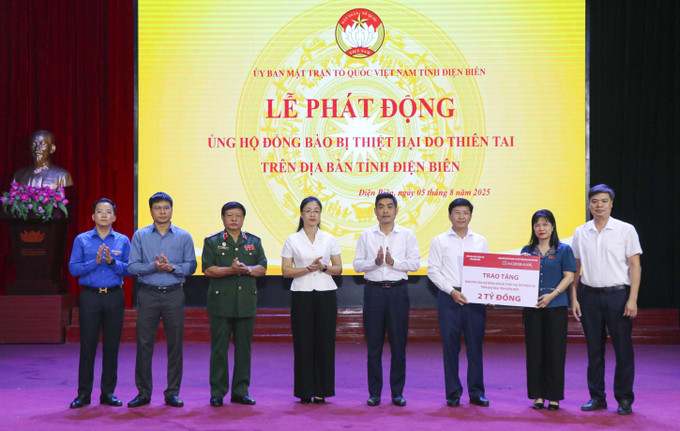 Đoàn Đại biểu Quốc hội tỉnh Điện Biên và Ngân hàng Agribank trao tượng trưng 2 tỷ đồng ủng hộ đồng bào thiệt hại do thiên tai. Đoàn Đại biểu Quốc hội tỉnh Điện Biên và Ngân hàng Agribank trao tượng trưng 2 tỷ đồng ủng hộ đồng bào thiệt hại do thiên tai.