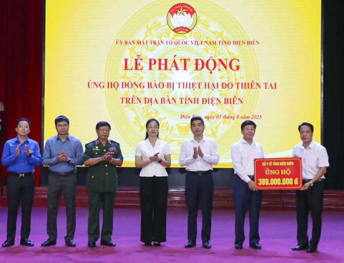 Sở Y tế Điện Biên trao tượng trưng số tiền ủng hộ đồng bào thiệt hại do thiên tai. Sở Y tế Điện Biên trao tượng trưng số tiền ủng hộ đồng bào thiệt hại do thiên tai.