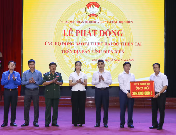 Sở Y tế Điện Biên trao tượng trưng số tiền ủng hộ đồng bào thiệt hại do thiên tai.