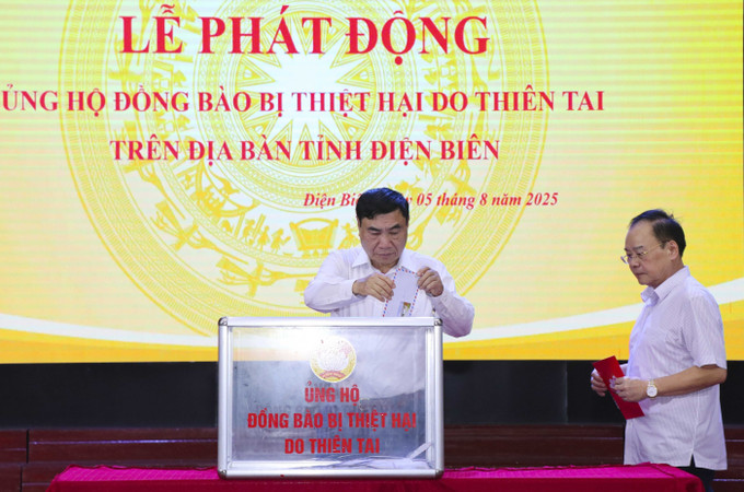 Bí thư Tỉnh ủy Điện Biên Trần Quốc Cường ủng hộ đồng bào thiệt hại do thiên tai. ung-ho-vung-lu-05082025-01.jpg
