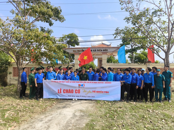 Lễ chào cờ “Tôi yêu Tổ quốc tôi” tại Nhà truyền thống xã Thới Thuận.