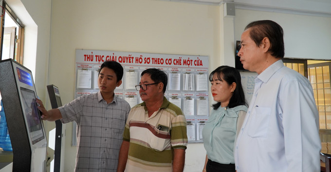 Cán bộ Trung tâm phục vụ hành chính công Đặc khu Kiên Hải hướng dẫn người dân đăng ký danh mục giải quyết hồ sơ. Cán bộ Trung tâm phục vụ hành chính công Đặc khu Kiên Hải hướng dẫn người dân đăng ký danh mục giải quyết hồ sơ.