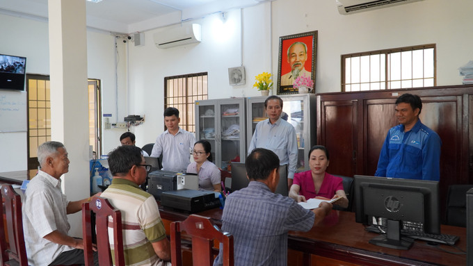 Người dân đến làm các hồ sơ, thủ tục tại Trung tâm phục vụ hành chính công Đặc khu Kiên Hải. dac-khu-an-giang-02072025-01.jpg