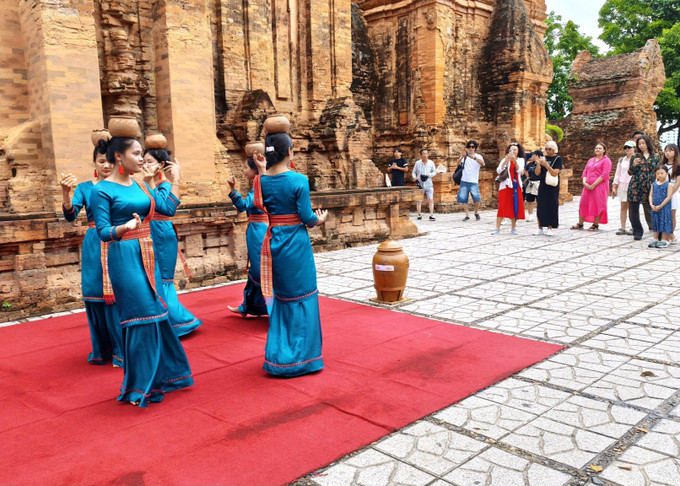 Biểu diễn nghệ thuật Chăm phục vụ du khách tại Di tích quốc gia đặc biệt Tháp Bà Pô Nagar (phường Bắc Nha Trang, Khánh Hòa). Biểu diễn nghệ thuật Chăm phục vụ du khách tại Di tích quốc gia đặc biệt Tháp Bà Pô Nagar (phường Bắc Nha Trang, Khánh Hòa).