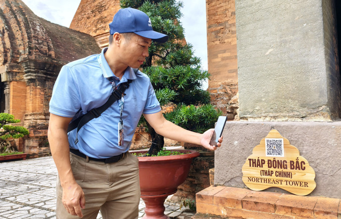 Du khách quét QR tìm hiểu thông tin tại Di tích quốc gia đặc biệt Tháp Bà Pô Nagar (phường Bắc Nha Trang, Khánh Hòa). Du khách quét QR tìm hiểu thông tin tại Di tích quốc gia đặc biệt Tháp Bà Pô Nagar (phường Bắc Nha Trang, Khánh Hòa).