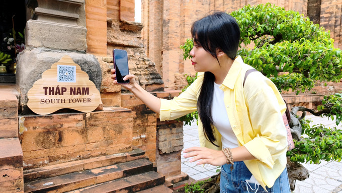 Du khách quét QR tìm hiểu thông tin tại Di tích quốc gia đặc biệt Tháp Bà Pô Nagar (phường Bắc Nha Trang, Khánh Hòa). Du khách quét QR tìm hiểu thông tin tại Di tích quốc gia đặc biệt Tháp Bà Pô Nagar (phường Bắc Nha Trang, Khánh Hòa).