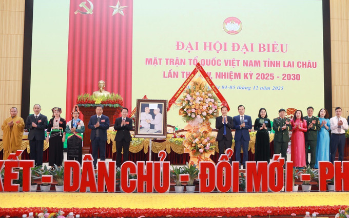 Phó Bí thư Đảng ủy MTTQ Việt Nam Nguyễn Thái Học tặng hoa chúc mừng Đại hội.