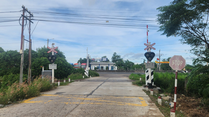 Một lối ngang qua đường sắt đã được thực hiện các giải pháp cảnh báo an toàn. Một lối ngang qua đường sắt đã được thực hiện các giải pháp cảnh báo an toàn.