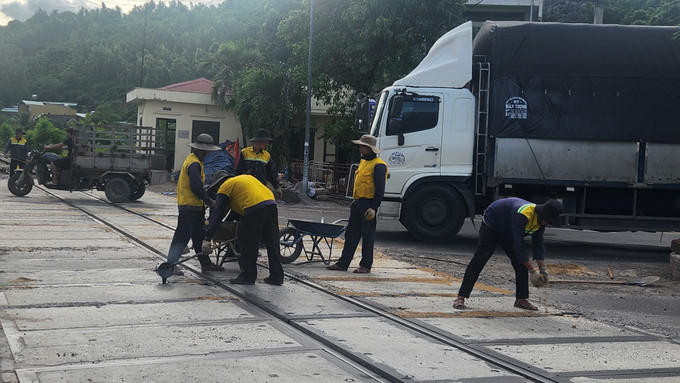 Duy tu, bảo dưỡng đường ngang có người gác tuyến Diêu Trì - Quy Nhơn. Duy tu, bảo dưỡng đường ngang có người gác tuyến Diêu Trì - Quy Nhơn.