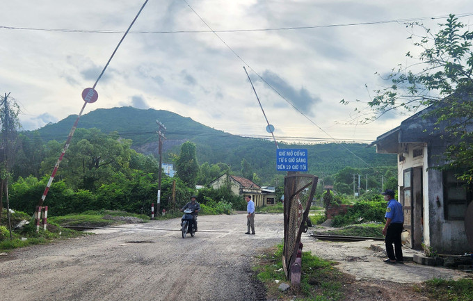 Một lối đi tự mở để phục vụ cho doanh nghiệp khai thác đá đã được trang bị nhiều giải pháp an toàn. loi-ngang-duong-sat-14102025-03.jpg