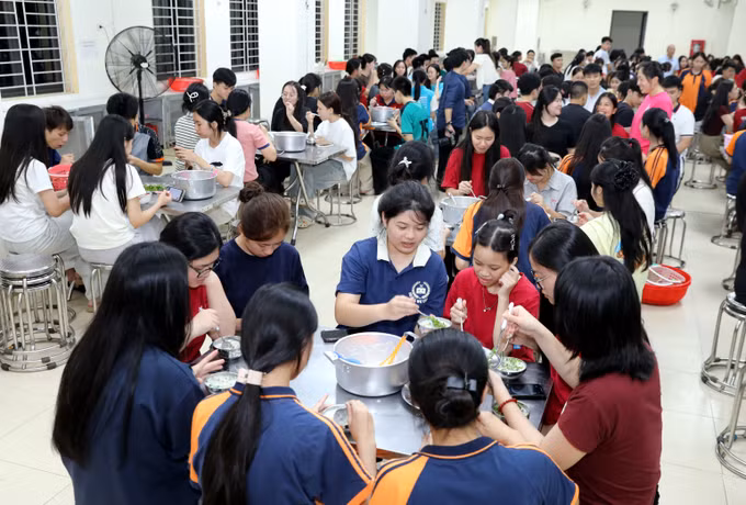 Hoạt động tiếp sức mùa thi ý nghĩa của thầy cô Trường THPT Dân tộc Nội trú tỉnh Lạng Sơn và các đơn vị đồng hành. Ảnh: Văn Đạt - TTXVN