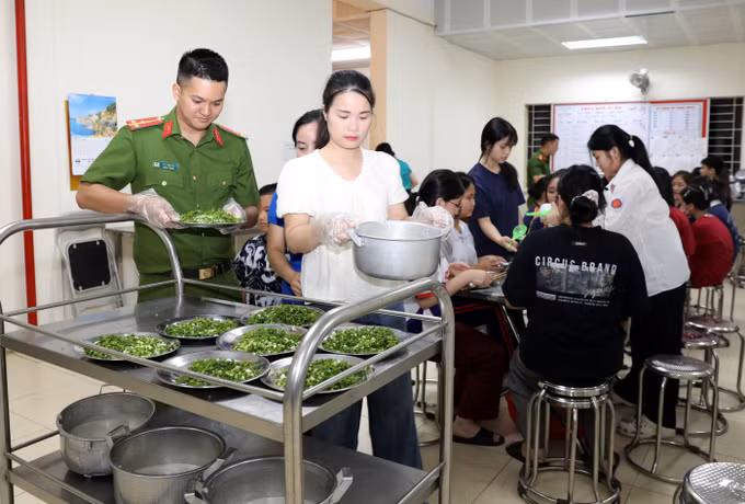 Nhiều năm qua, vào mùa thi, thầy cô Trường THPT Dân tộc Nội trú tỉnh Lạng Sơn và các đơn vị đồng hành đã tổ chức nấu cháo để tiếp sức, động viên tinh thần học sinh. Ảnh: Văn Đạt - TTXVN