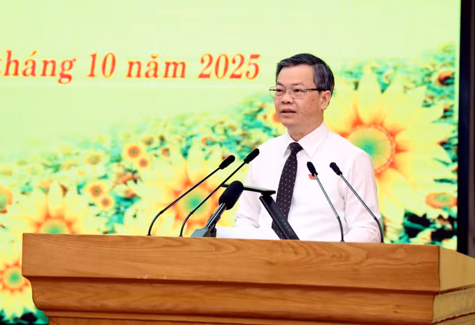 Chủ tịch HĐND tỉnh Tuyên Quang Nguyễn Văn Sơn phát biểu tại Kỳ họp.