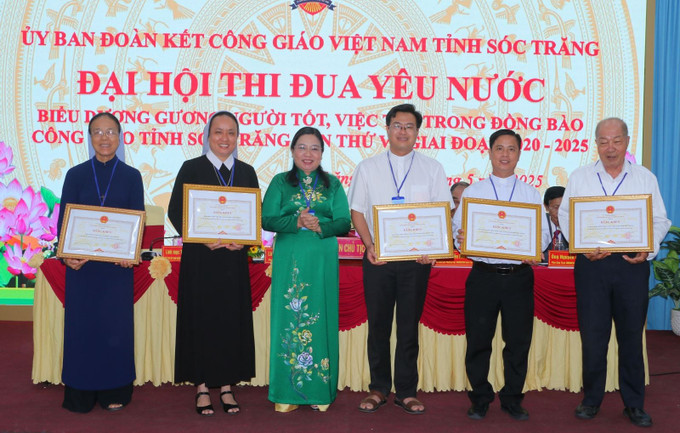 Lãnh đạo Tỉnh ủy, UBND tỉnh Sóc Trăng tặng hoa chúc mừng Đại hội. Lãnh đạo Tỉnh ủy, UBND tỉnh Sóc Trăng tặng hoa chúc mừng Đại hội.
