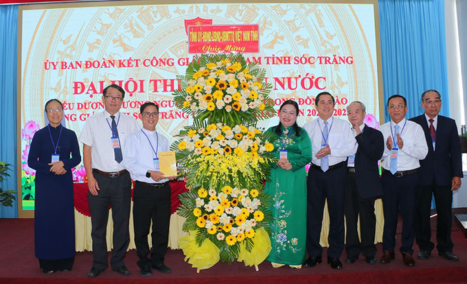 Phó Bí thư Thường trực Tỉnh ủy Hồ Thị Cẩm Đào tặng Bằng khen Chủ tịch UBND tỉnh Sóc Trăng cho các cá nhân có thành tích xuất sắc trong phong trào thi đua yêu nước. Phó Bí thư Thường trực Tỉnh ủy Hồ Thị Cẩm Đào tặng Bằng khen Chủ tịch UBND tỉnh Sóc Trăng cho các cá nhân có thành tích xuất sắc trong phong trào thi đua yêu nước.