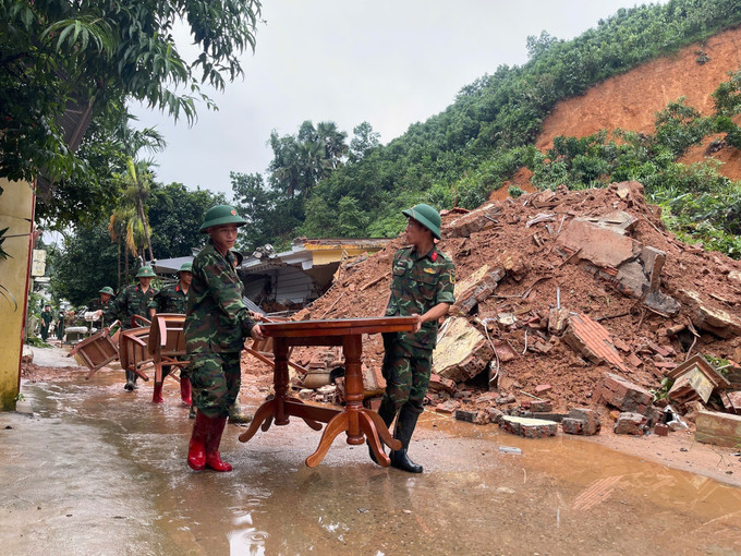 Bộ chỉ huy Quân sự tỉnh Yên Bái huy động trên 30 cán bộ, chiến sĩ hỗ trợ gia đình nạn nhân di chuyển các vật dụng gia đình. sat-lo-dat-26062025-02.jpg