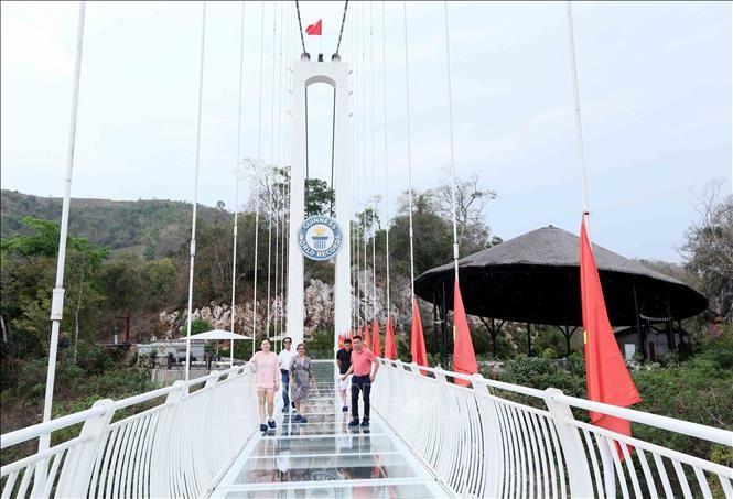 Du khách đến tham quan Cầu kính Bạch Long, Khu du lịch Mộc Châu Island. Du khách đến tham quan Cầu kính Bạch Long, Khu du lịch Mộc Châu Island.