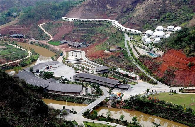 Khu du lịch Mộc Châu Island luôn là địa điểm hấp dẫn du khách. Khu du lịch Mộc Châu Island luôn là địa điểm hấp dẫn du khách.