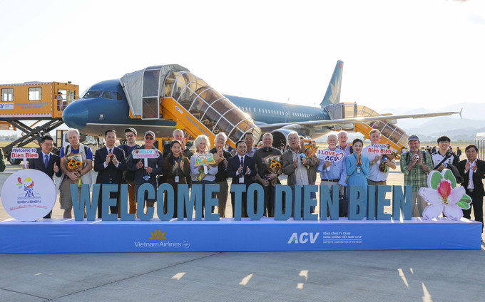 Đại biểu cùng hành khách chụp ảnh lưu niệm tại Cảng Hàng không Điện Biên trong sự kiện đón hơn du khách trên chuyến bay đầu năm 2026.