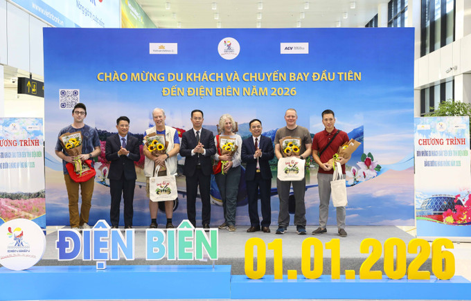 Lãnh đạo tỉnh Điện Biên tặng hoa và quà lưu niệm cho những hành khách trên chuyến bay đầu tiên đến Điện Biên năm 2026.