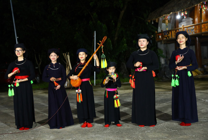 Biểu diễn đàn tính phục vụ du khách tại homestay Tài Ngào, thôn Nà Tông, xã Thượng Lâm, tỉnh Tuyên Quang. Biểu diễn đàn tính phục vụ du khách tại homestay Tài Ngào, thôn Nà Tông, xã Thượng Lâm, tỉnh Tuyên Quang.