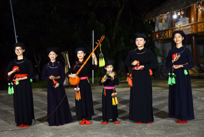 Biểu diễn đàn tính phục vụ du khách tại homestay Tài Ngào, thôn Nà Tông, xã Thượng Lâm, tỉnh Tuyên Quang.