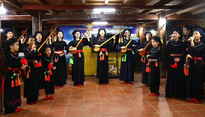 Biểu diễn đàn tính cùng lời hát then phục vụ du khách tại homestay Tài Ngào, thôn Nà Tông, xã Thượng Lâm, tỉnh Tuyên Quang. Biểu diễn đàn tính cùng lời hát then phục vụ du khách tại homestay Tài Ngào, thôn Nà Tông, xã Thượng Lâm, tỉnh Tuyên Quang.
