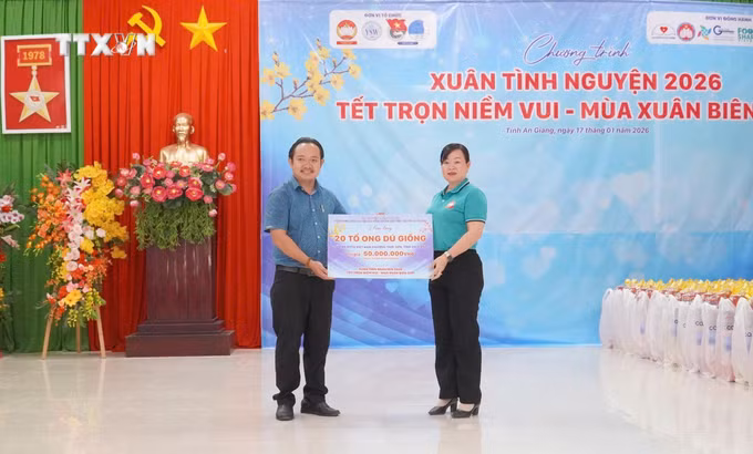 Đại diện Ban tổ chức trao hỗ trợ mô hình sinh kế “Nuôi ong dú thiên nhiên lấy mật” cho các hộ dân, thanh niên vượt khó trên địa bàn phường Thới Sơn, tỉnh An Giang.