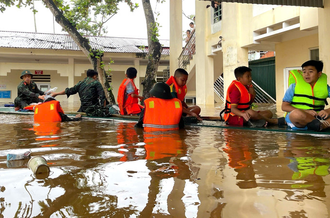 Cán bộ, chiến sĩ Bộ Chỉ huy Quân sự tỉnh Tuyên Quang đưa các học sinh ra khỏi điểm trường bị ngập sâu. Ảnh: Đăng Ninh/TTXVN phát Cán bộ, chiến sĩ Bộ Chỉ huy Quân sự tỉnh Tuyên Quang đưa các học sinh ra khỏi điểm trường bị ngập sâu. Ảnh: Đăng Ninh/TTXVN phát