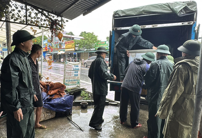 Cán bộ, chiến sĩ Đoàn Kinh tế Quốc phòng 313 - Quân khu 2 hỗ trợ nhân dân xã Thanh Thủy vận chuyển đồ dùng đến nơi an toàn. Ảnh: TTXVN phát Cán bộ, chiến sĩ Đoàn Kinh tế Quốc phòng 313 - Quân khu 2 hỗ trợ nhân dân xã Thanh Thủy vận chuyển đồ dùng đến nơi an toàn. Ảnh: TTXVN phát