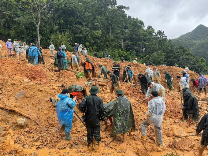 Cán bộ, chiến sĩ Công an tỉnh Tuyên Quang phối hợp cùng các lực lượng tìm kiếm 4 nạn nhân mất tích trong lũ lụt do hoàn lưu bão số 10 tại thôn Má Lầu A, xã Lũng Cú, tỉnh Tuyên Quang. Ảnh: TTXVN phát xuyen-dem-02102025-05.jpg